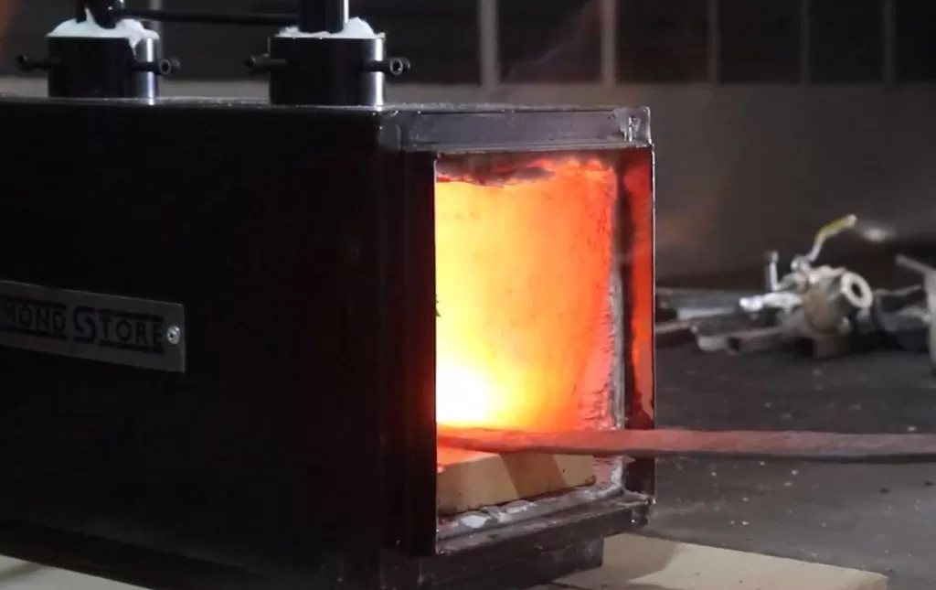 Forging a knife on the Simond Store gas forge